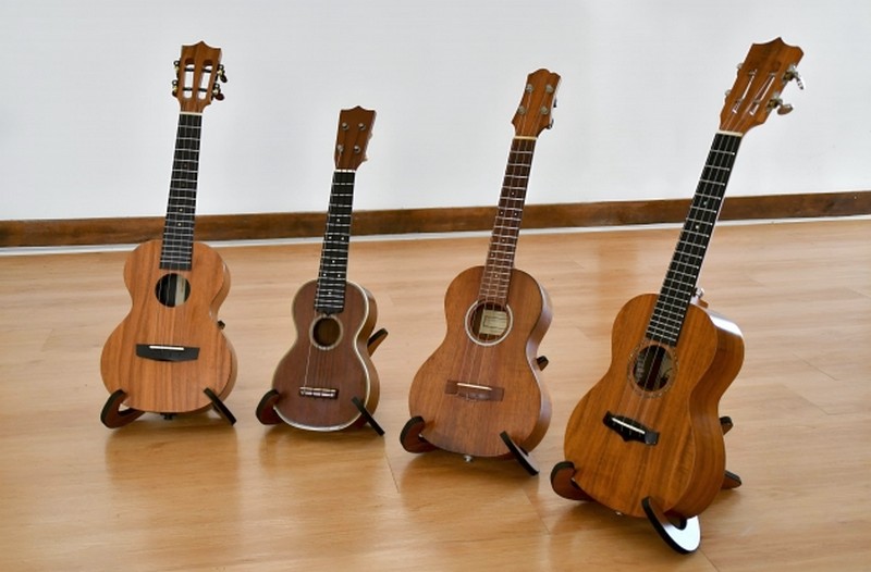 ウクレレスタンド おしゃれな折りたたみタイプは・・・ | Ukulele Fun