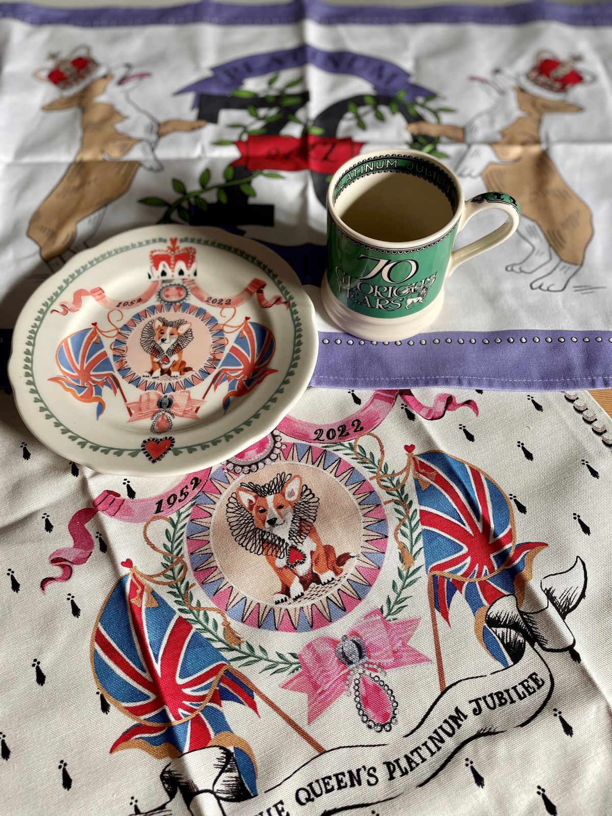 エリザベス女王即位70周年プラチナ・ジュビリーの記念グッズ＜現地最新
