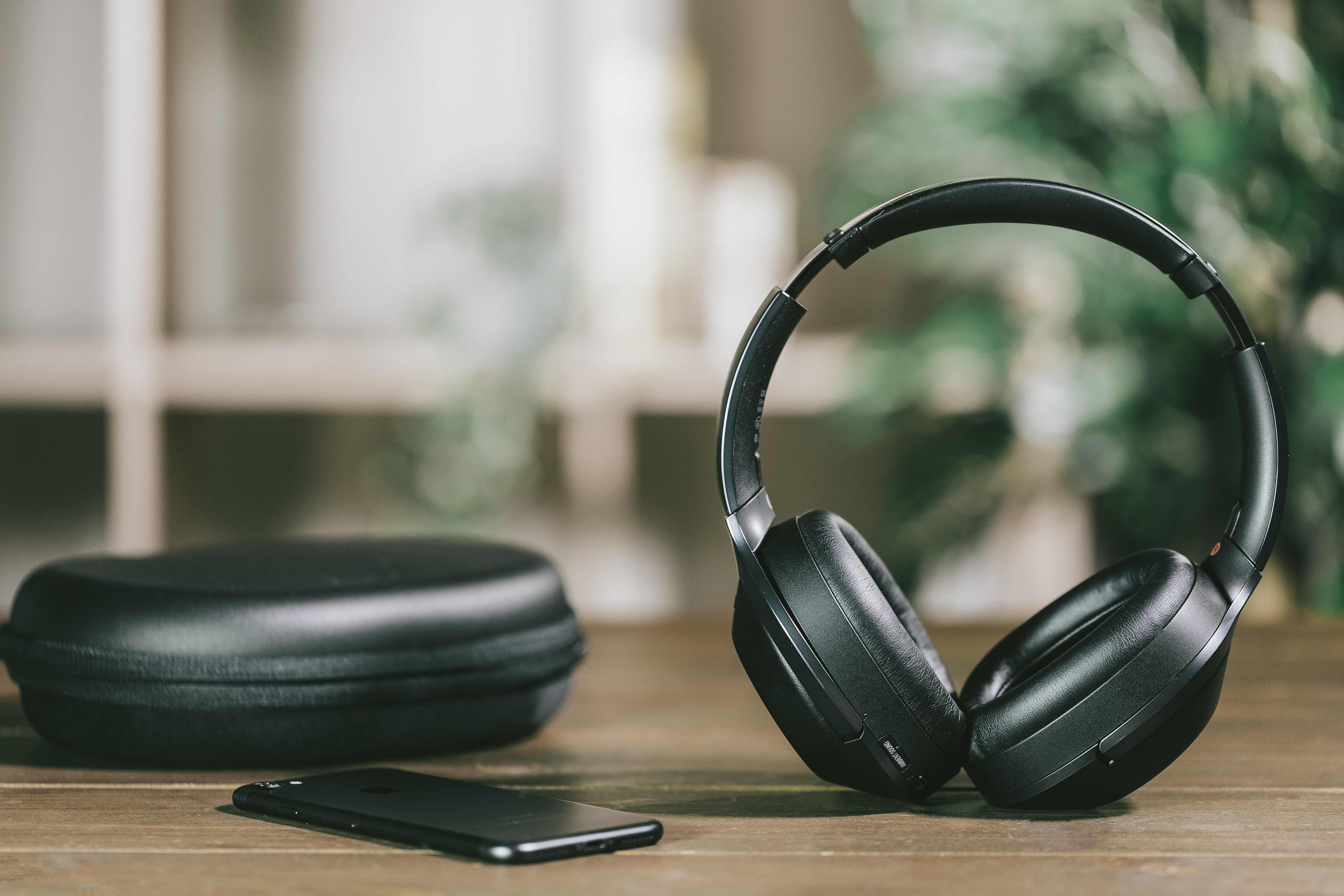 2025年】ワイヤレスヘッドホンのおすすめ7選【気になるメリットも解説