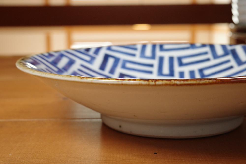 砥部焼・皐月窯 7寸浅鉢 | UROCO.