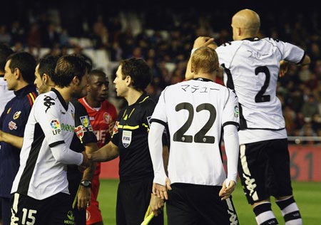 選手たちが日本語ネームを入れたユニフォームを着用 - VCFJAPAN.ORG