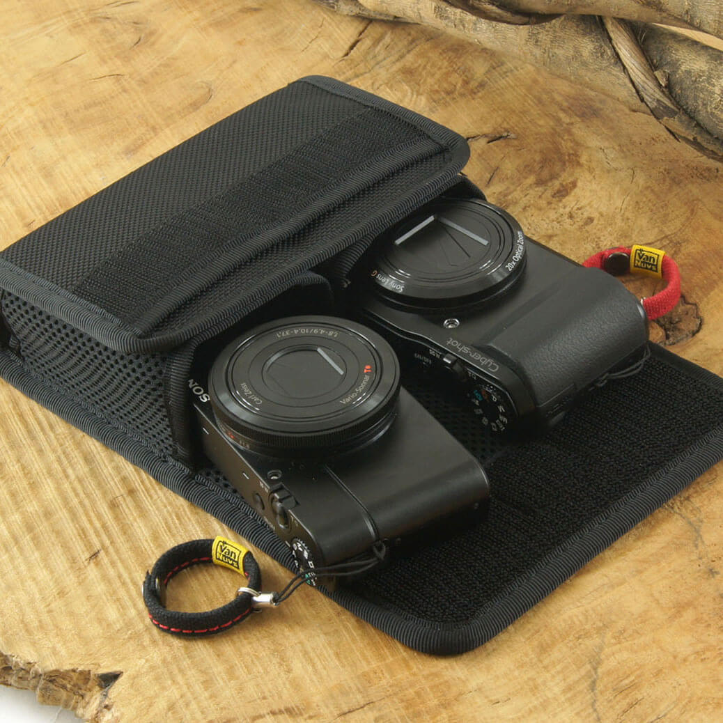 C041：コンパクトデジカメが2台収納できるキャリングケース