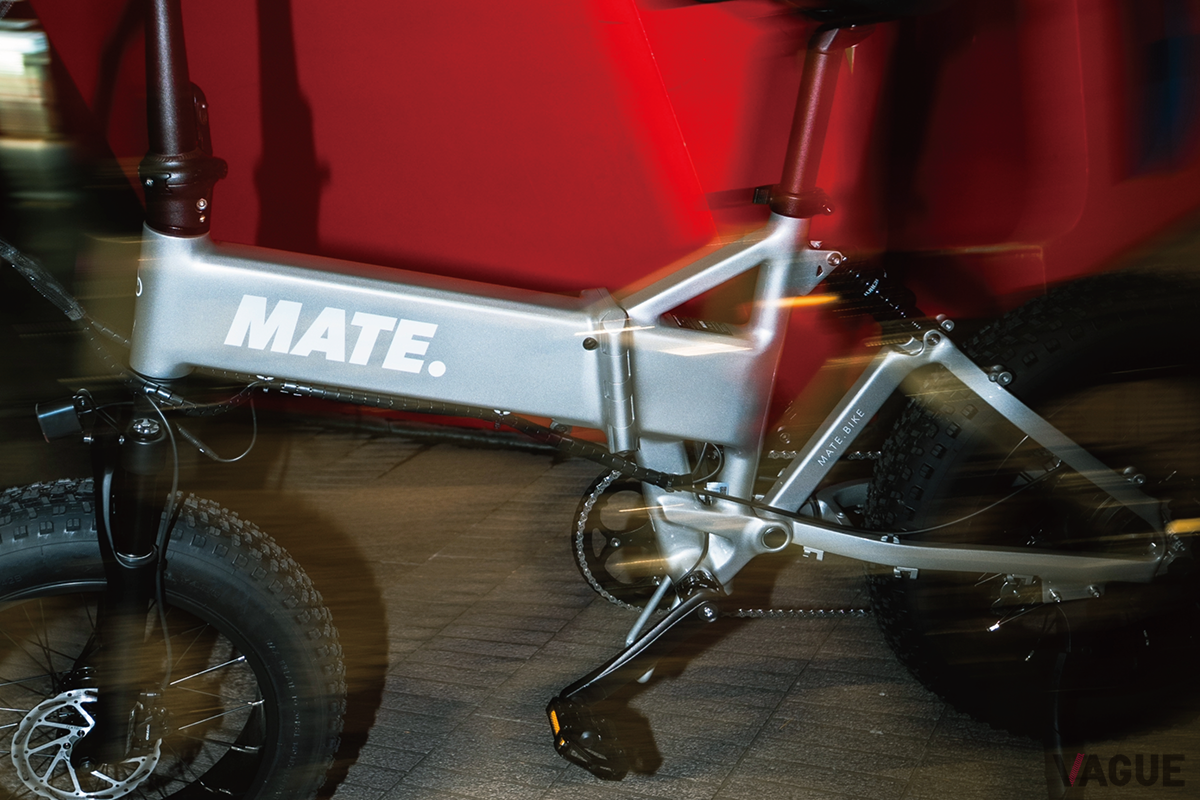 グロス仕上げで“メタリックシルバー”のフレームがカッコいい！ Eバイク