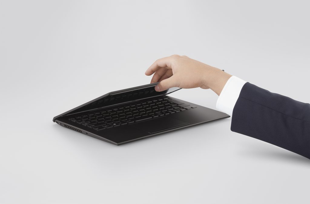 世界初、立体成型フルカーボンボディを実現した モバイルPCの