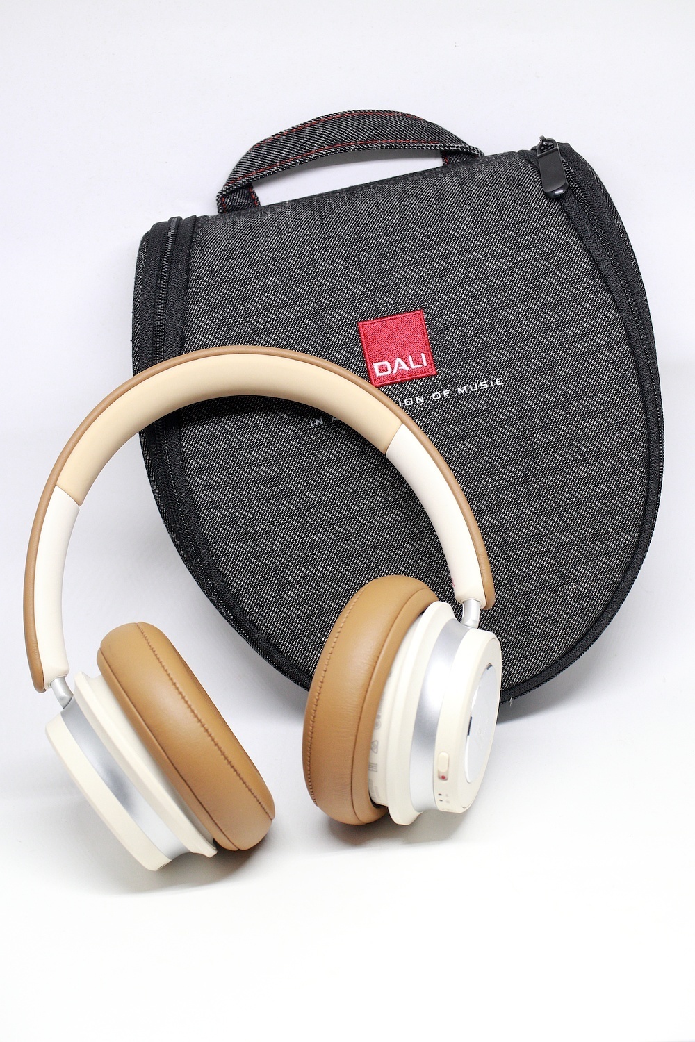 スピーカーメーカーのヘッドフォン、DALI iO-6レビュー: Music TO GO!