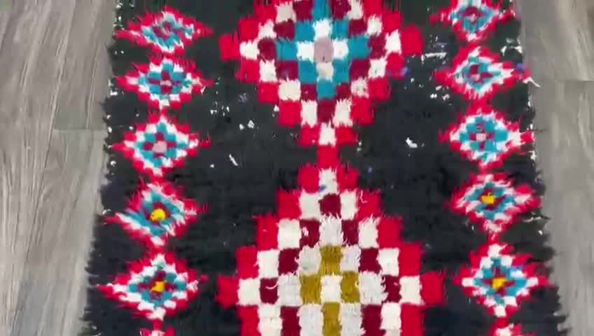 手織りの黒いベルベルラグ：4x6インチのヴィンテージモロッコウール