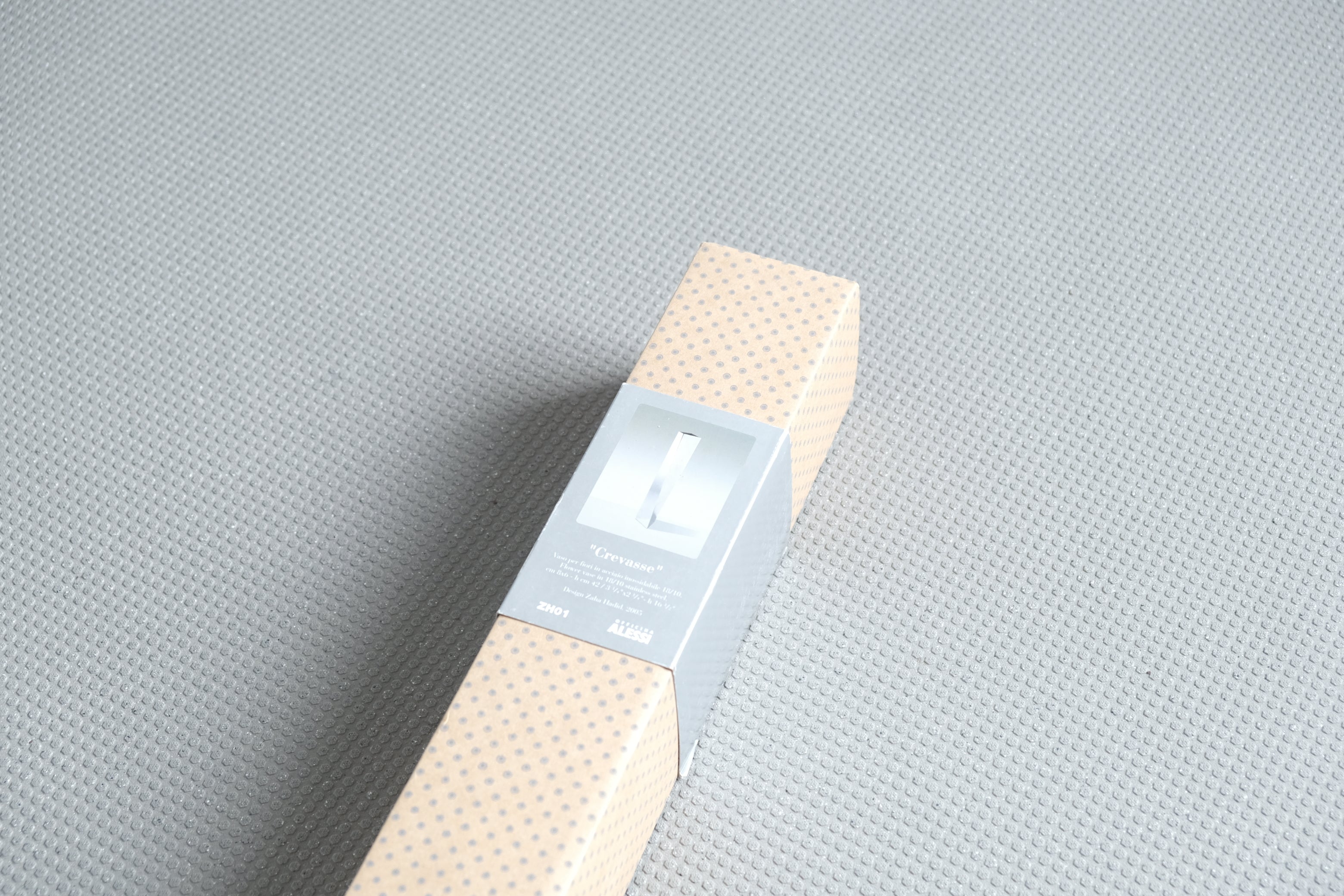 未来を活けるアート】ザハ・ハディッド フラワーベース “CREVASSE