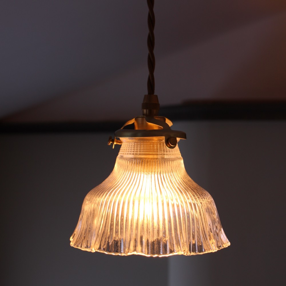 フリルのように上品で可愛らしい ガラスシェードのペンダントライト