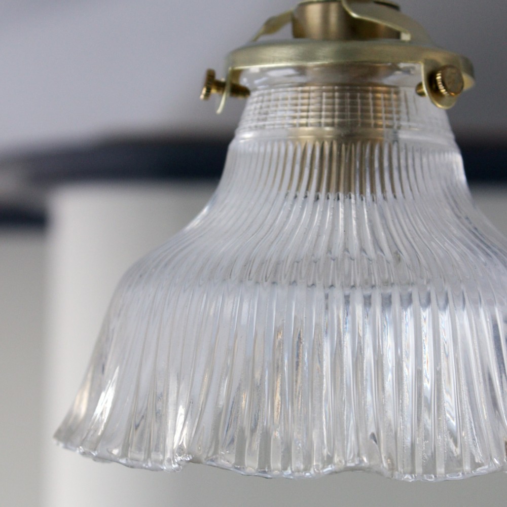 フリルのように上品で可愛らしい ガラスシェードのペンダントライト