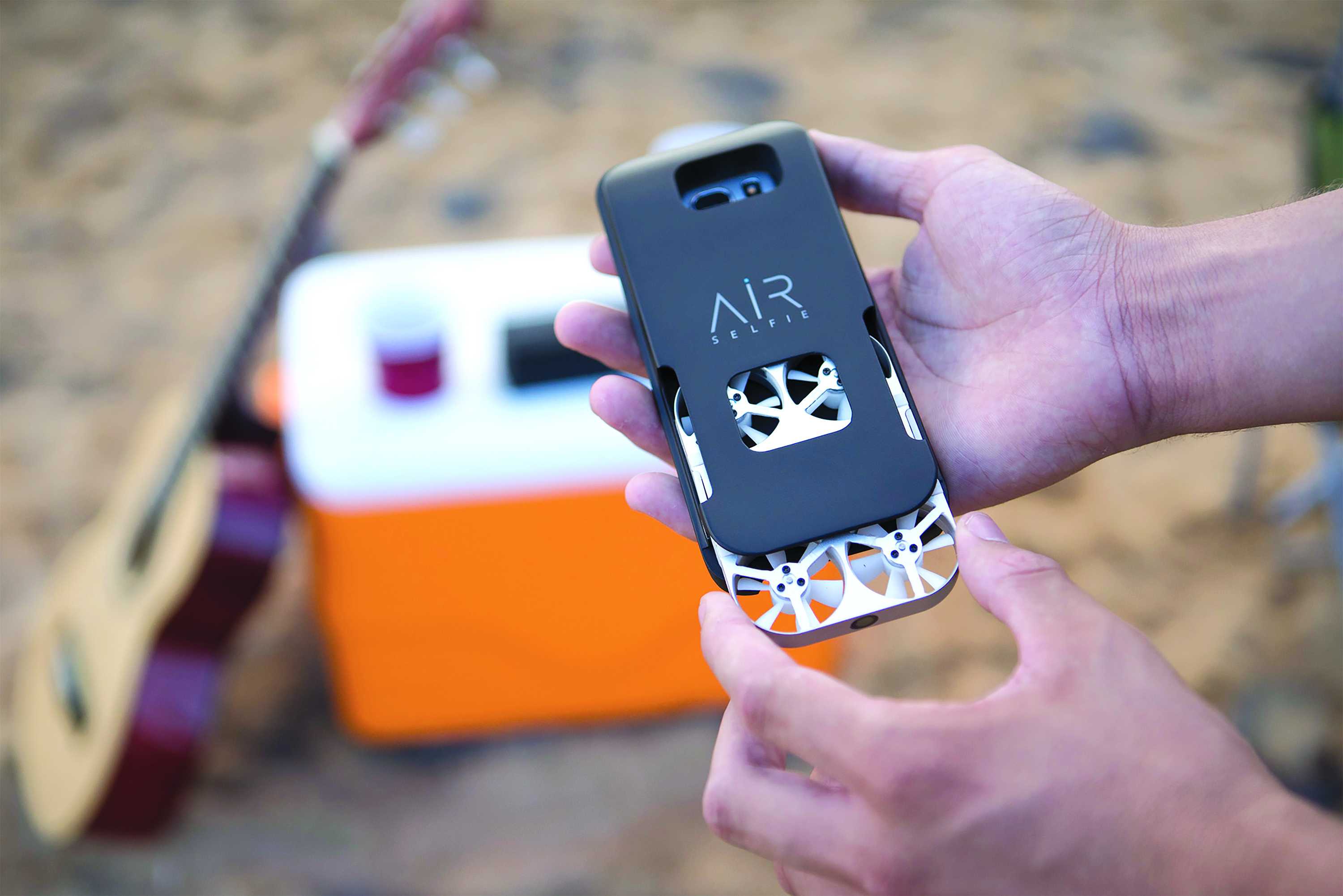 スマホケースに収納できる自撮りドローンAirSelfieが登場。5月より出荷