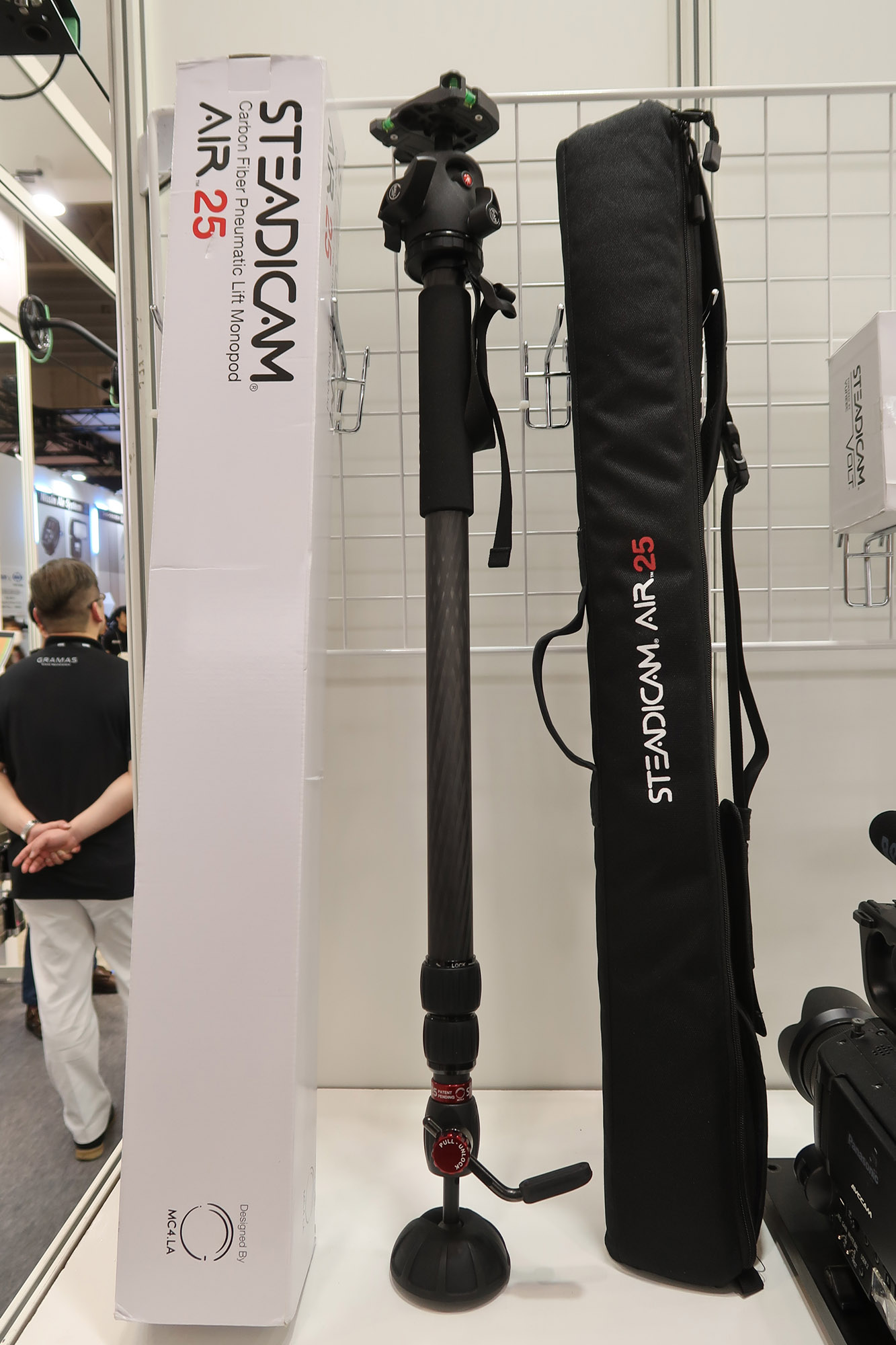 CP＋2018】銀一ブース、足で踏んで滑らかに上昇する一脚、ステディカム