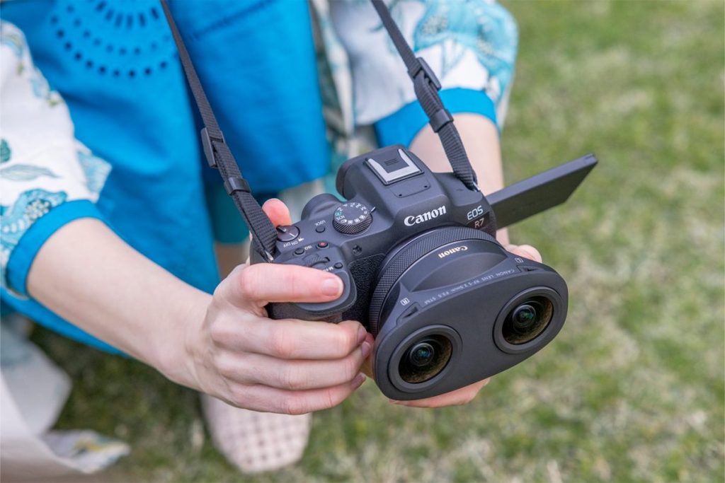 キヤノン、APS-Cカメラ対応の3D VRレンズ「RF-S3.9mm F3.5 STM DUAL