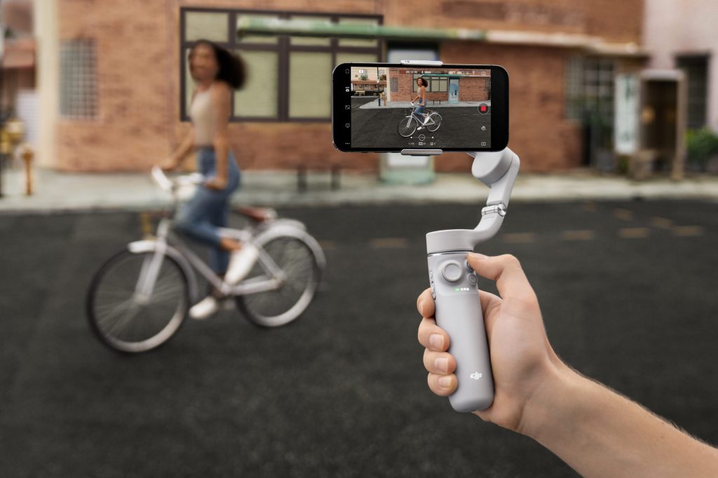 DJI、延長ロッド内蔵のスマートフォン用スタビライザーDJI OM 5発売