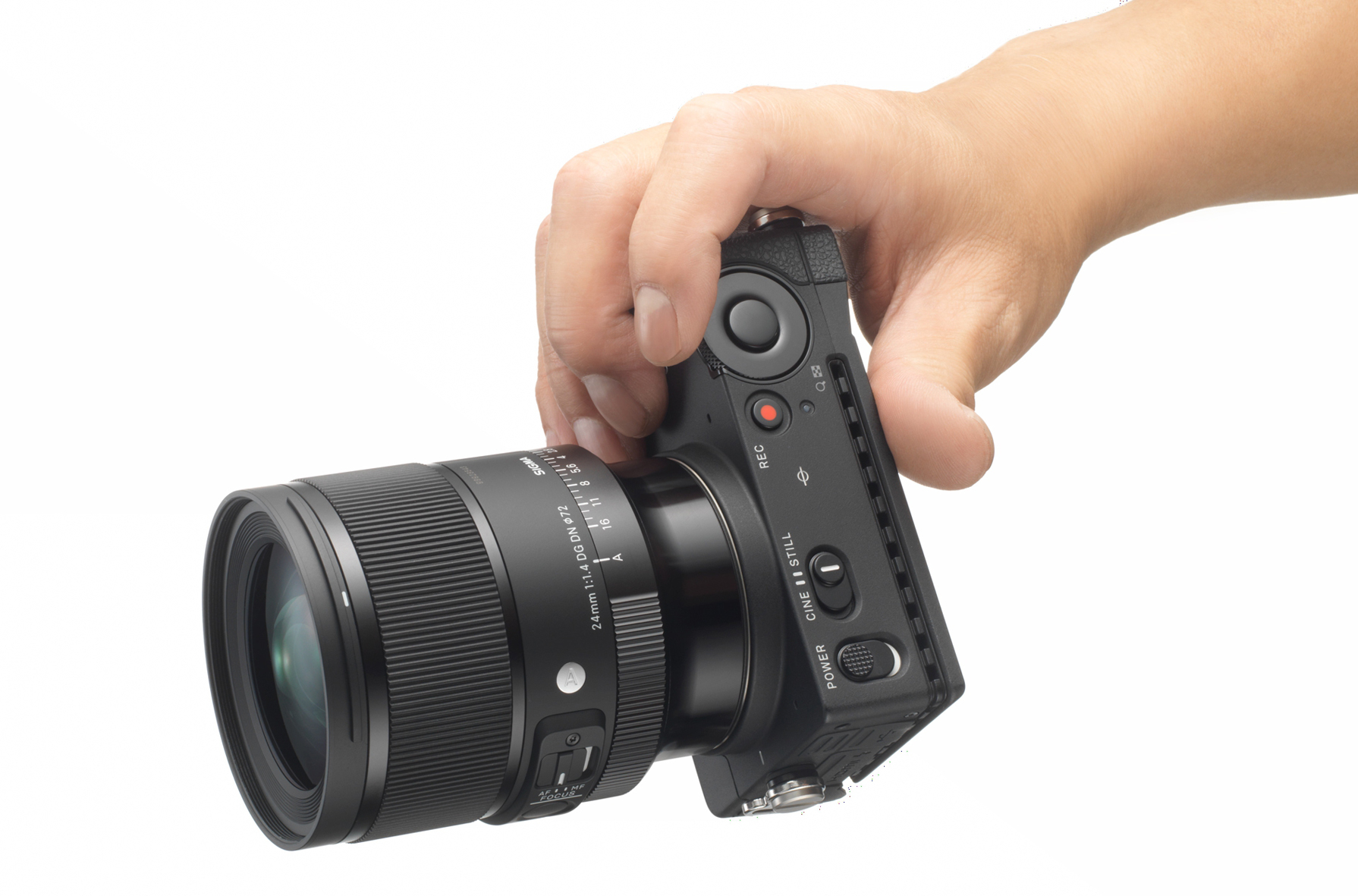 シグマ、フルサイズミラーレスカメラ用の大口径単焦点レンズSIGMA 20mm