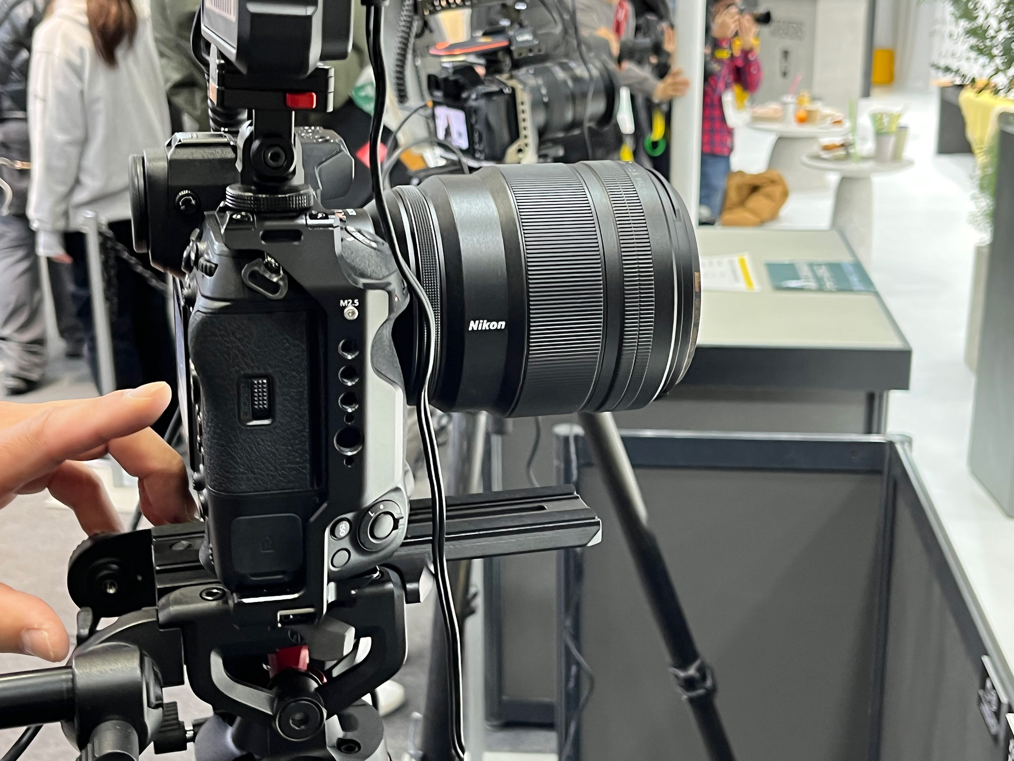 CP＋2023】ニコン、Zシリーズカメラと有線接続する「リモートグリップ