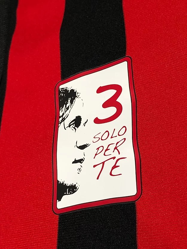 ミランの“バンディエラ”マルディーニの引退記念ユニフォーム｜サッカー