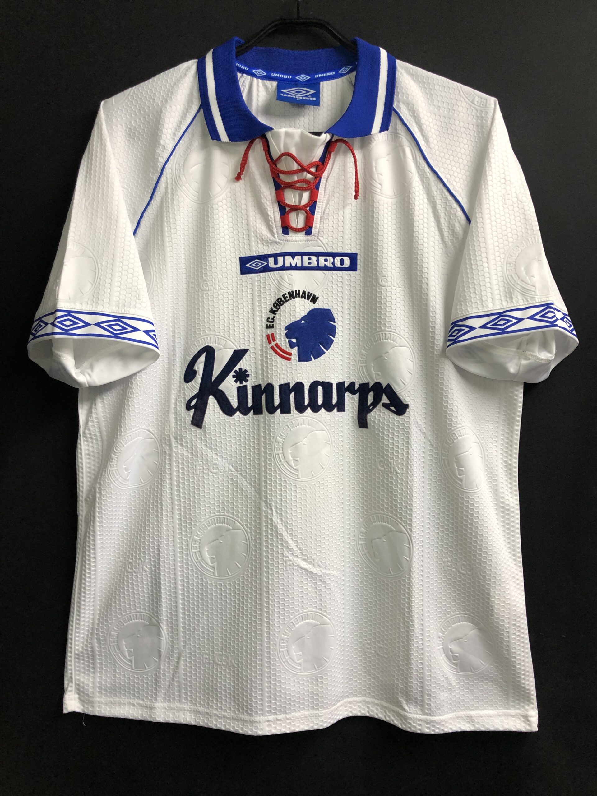 エンブレムが全体に散りばめられた魅力的なデザイン！ 1998/99 FC