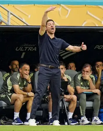 レアル・マドリードが監督解任 シャビアロンソ氏、成績不振 - 長崎新聞