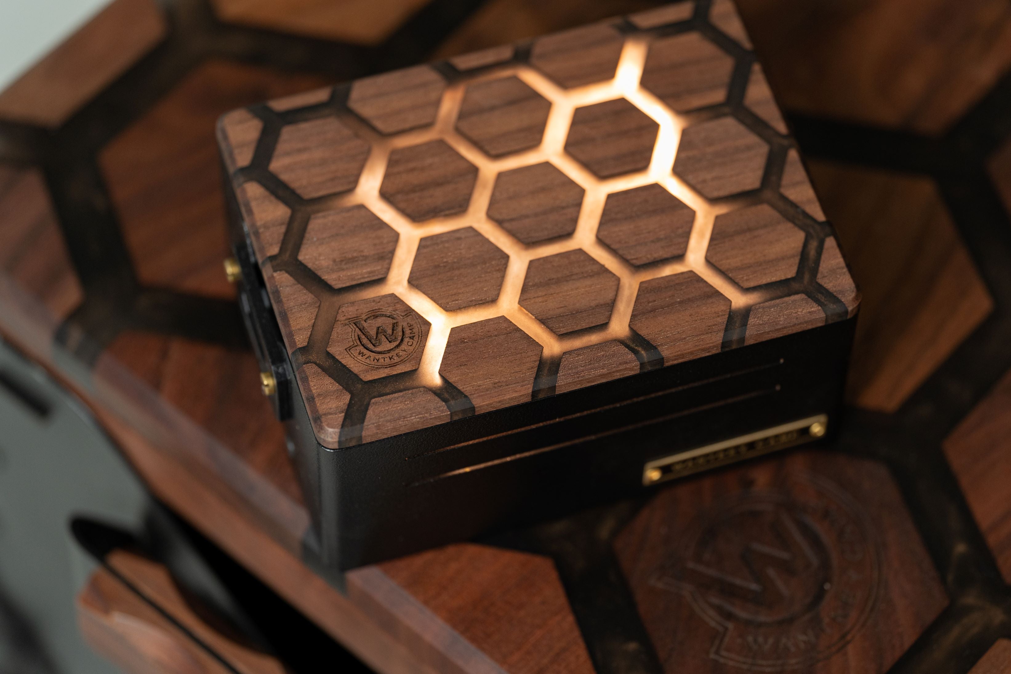 miniboxtop_4.jpg?v=1732497197&