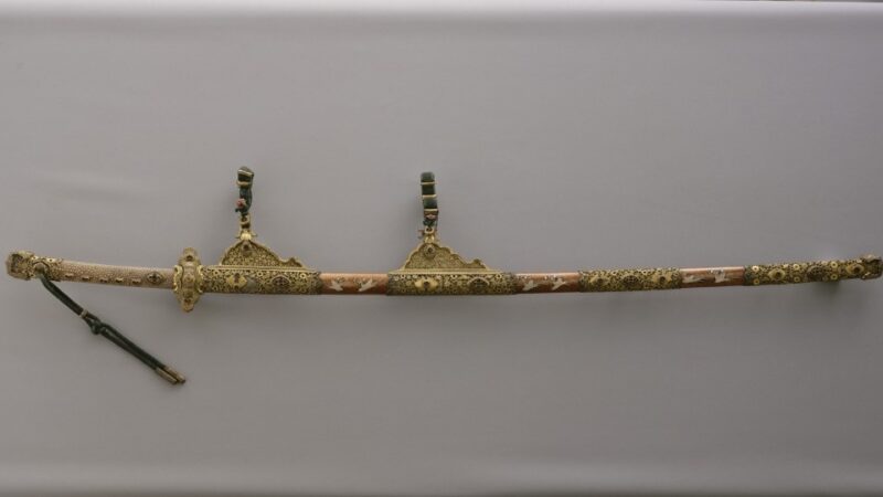 国宝-工芸｜梨地螺鈿金荘餝劔（飾剣）［東京国立博物館］ | WANDER 国宝