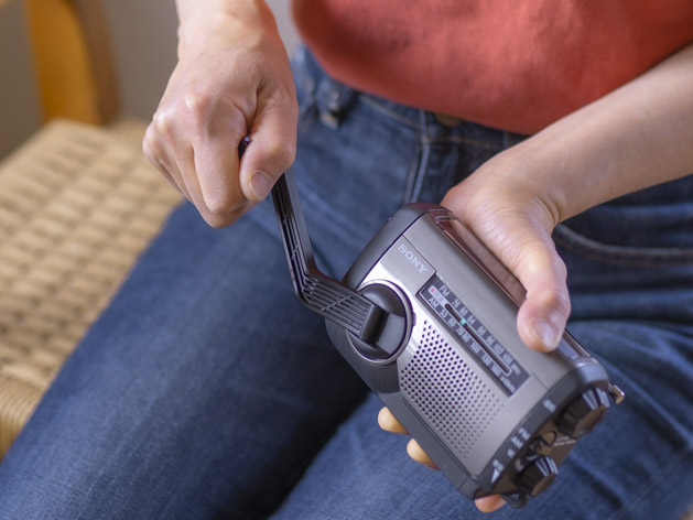 手のひらサイズの防災ラジオ、ソニーICF-B99で久しぶりにラジオを