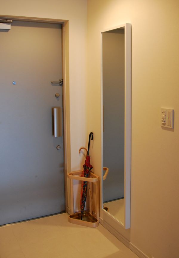 玄関の模様替え】アルテックの傘立てが引き立つシンプルなイケア
