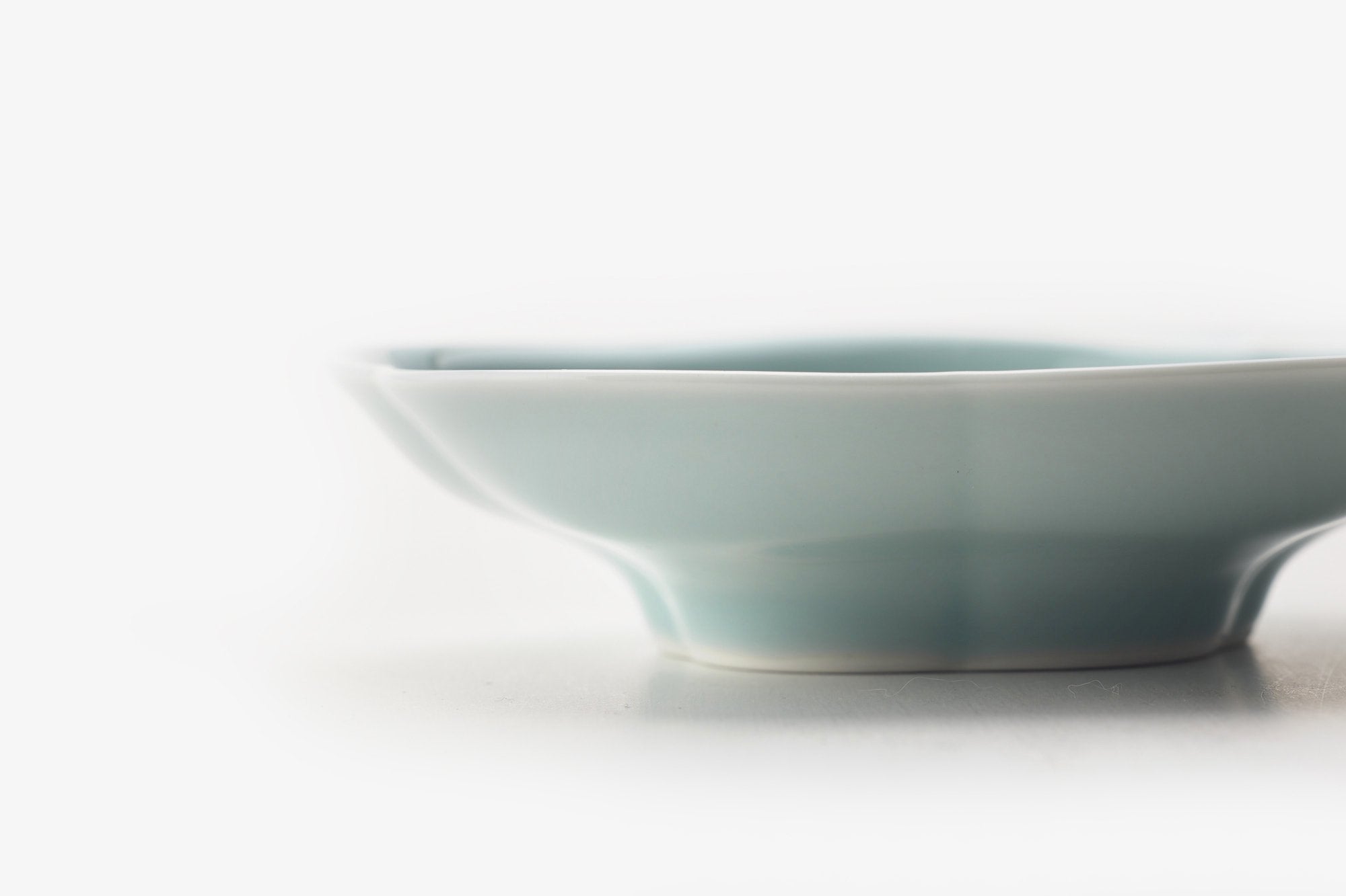 乙なもの】鍋島青磁 高台皿｜鍋島虎仙窯