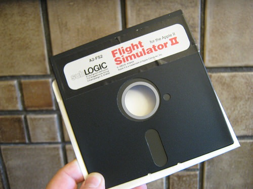 5.25インチのフロッピーディスクドライブを備える、初代