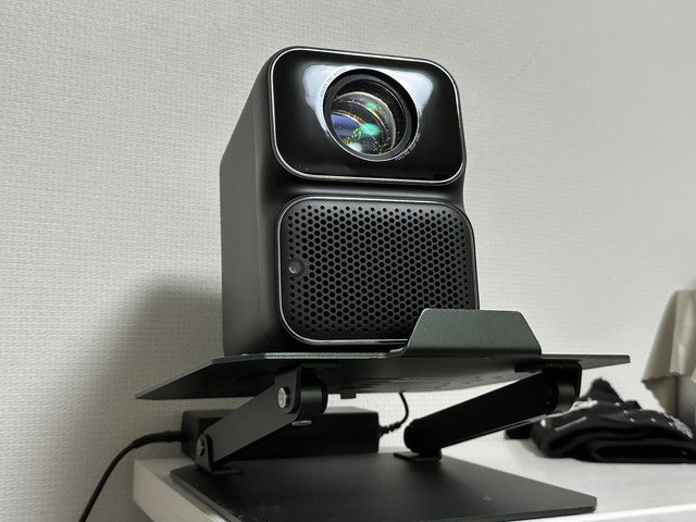 Netflix認定Linux OS搭載「WANBO TT Projector」が小型でネイティブ