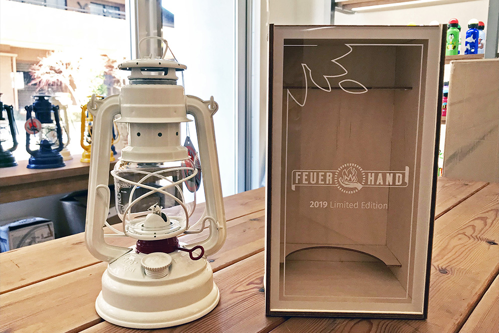 フュアハンドランタン日本限定モデル発売。ホワイト×レッドの“日の丸