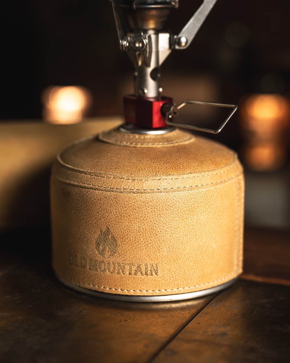 オールドマウンテンの新作は、キャメルレザーのOD缶カバーと