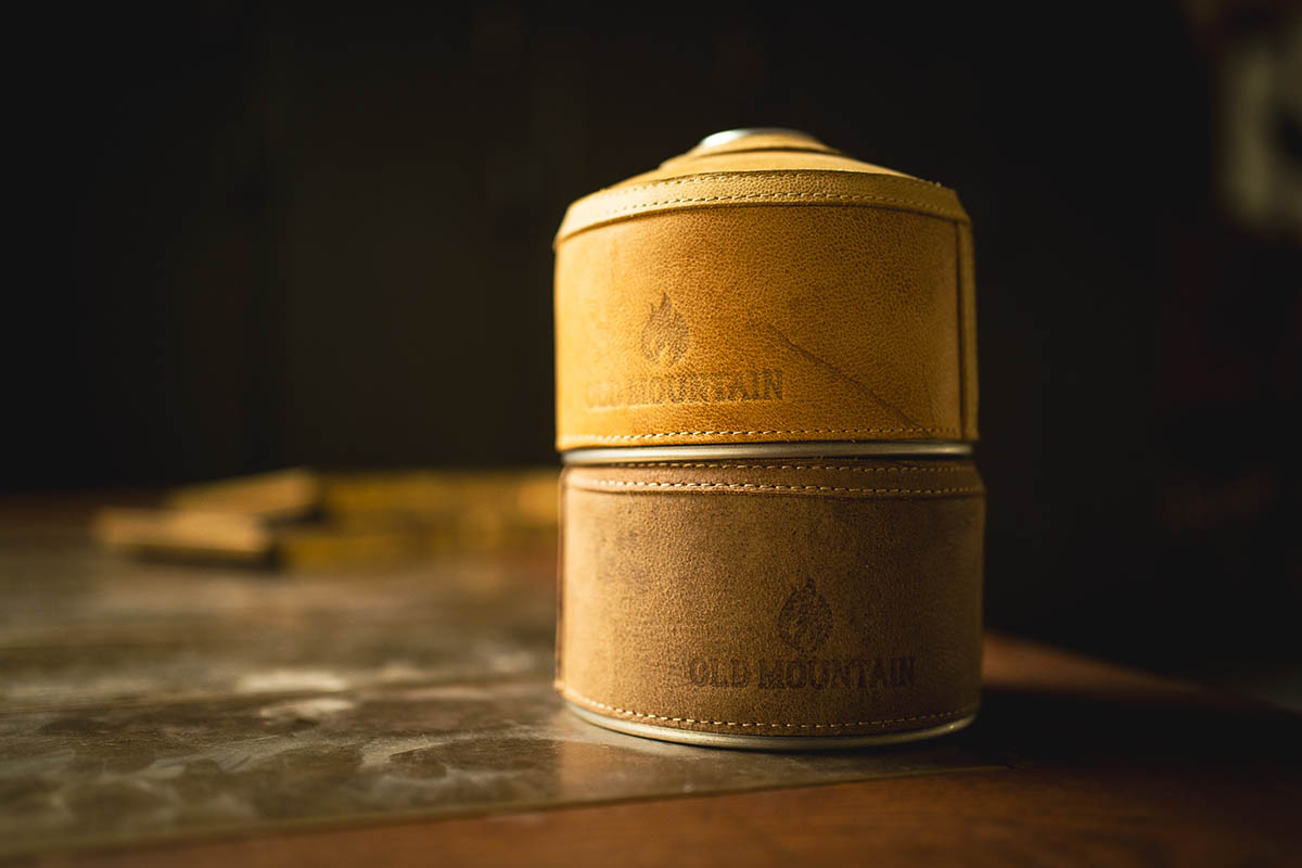 オールドマウンテンの新作は、キャメルレザーのOD缶カバーと