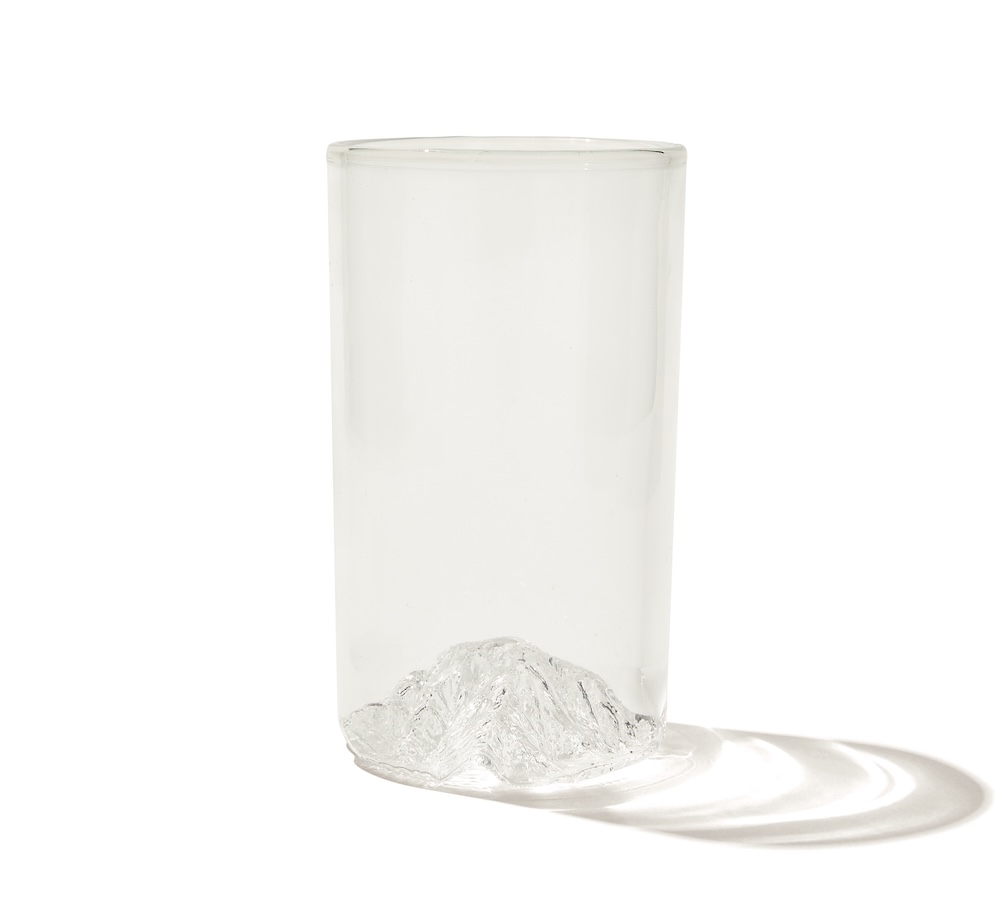 名山がグラスの中にそびえ立つ、ノース・ドリンクウェアの芸術作品で