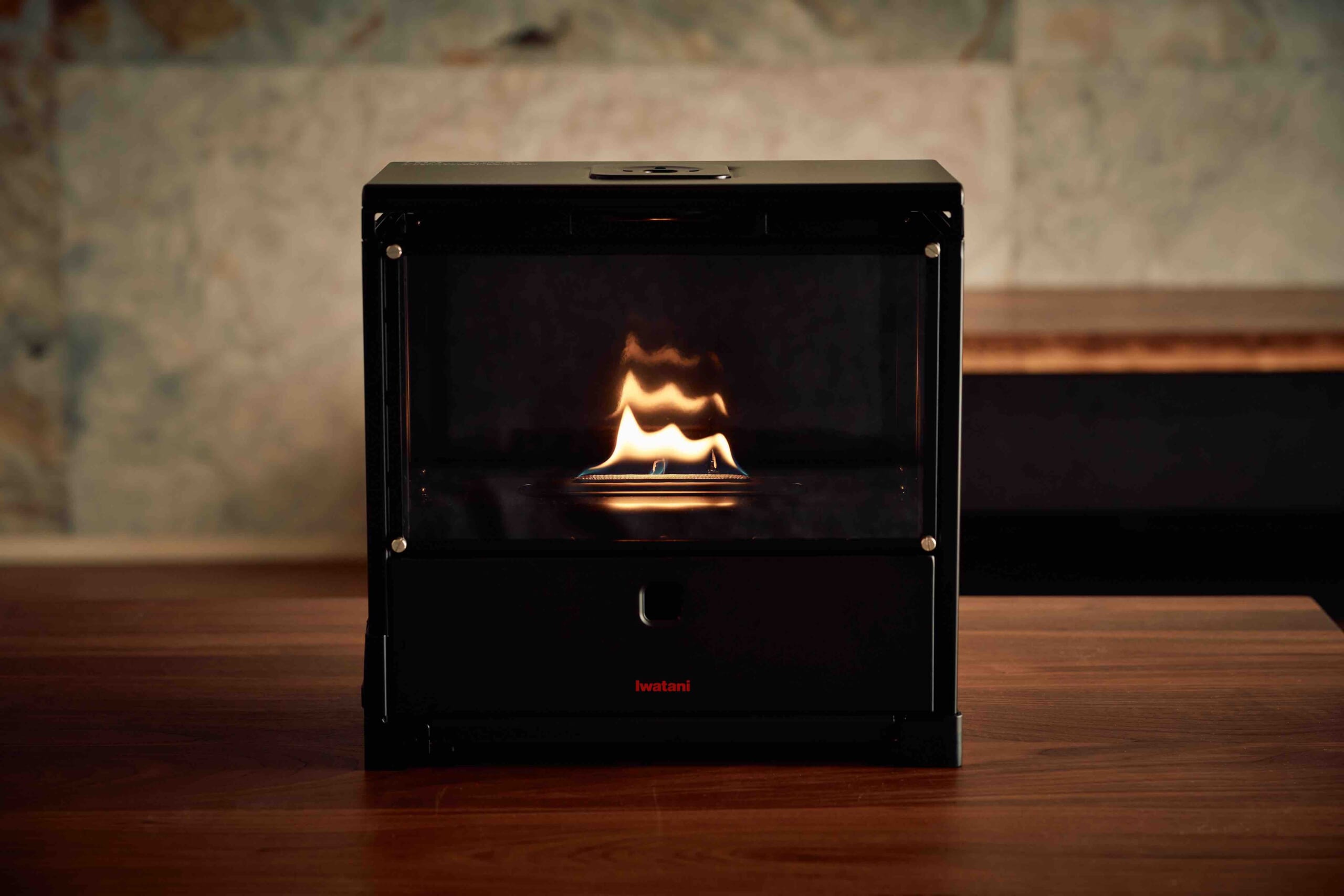 イワタニから、カセットガスひとつで“炎の揺らぎ”が楽しめるインテリア
