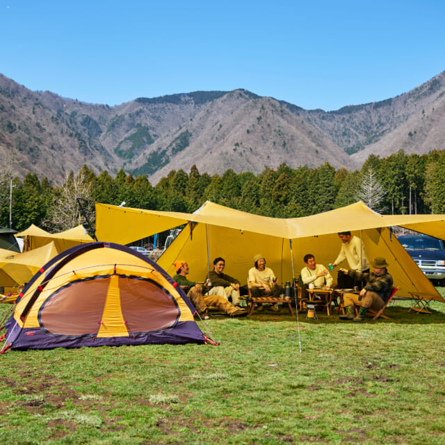 王道のアウトドアブランドを黄色で揃えた、グループキャンプ。（GO OUT