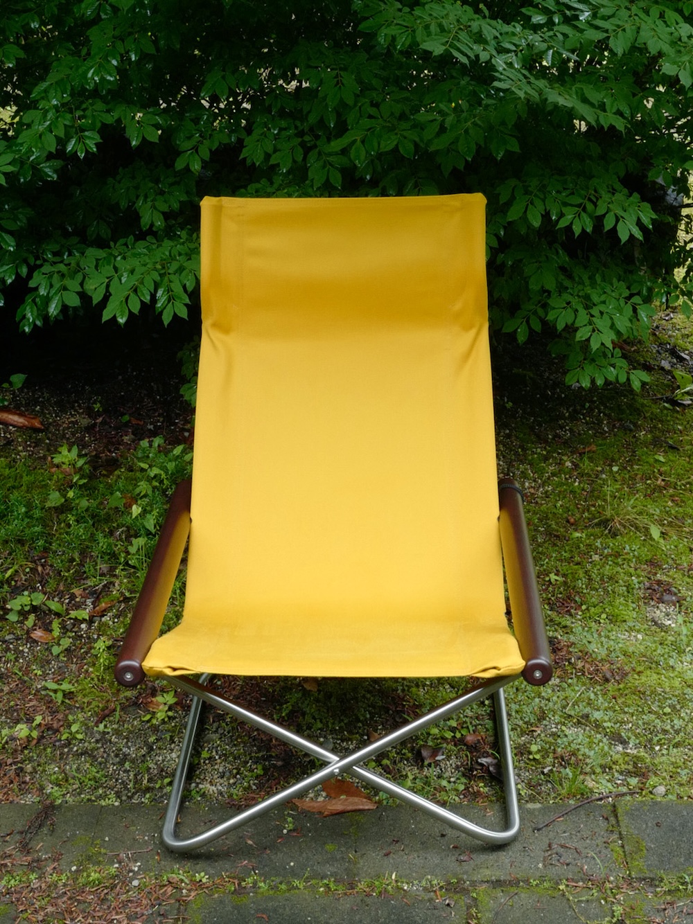 イン＆アウトに映える名作折り畳みチェア。定番のイエローカラーが