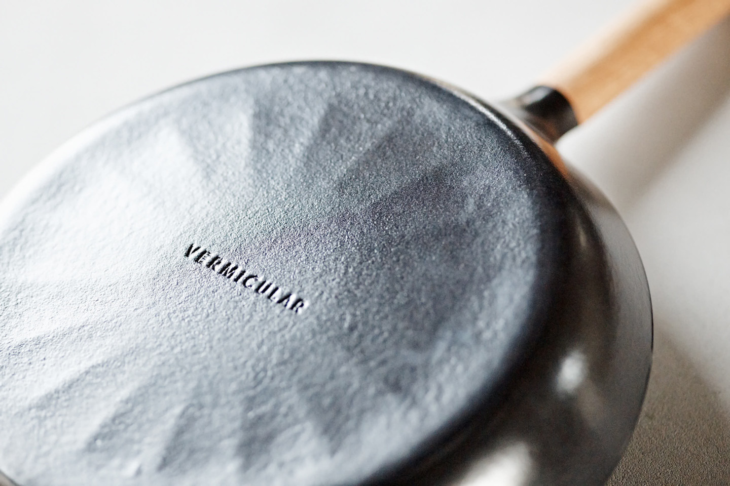 プロの味を自宅に。バーミキュラの鋳物ホーローフライパンがスゴイ