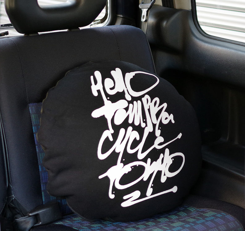 ハーフトラックプロダクツの人気アイデアクッションに、テンプラ別注の