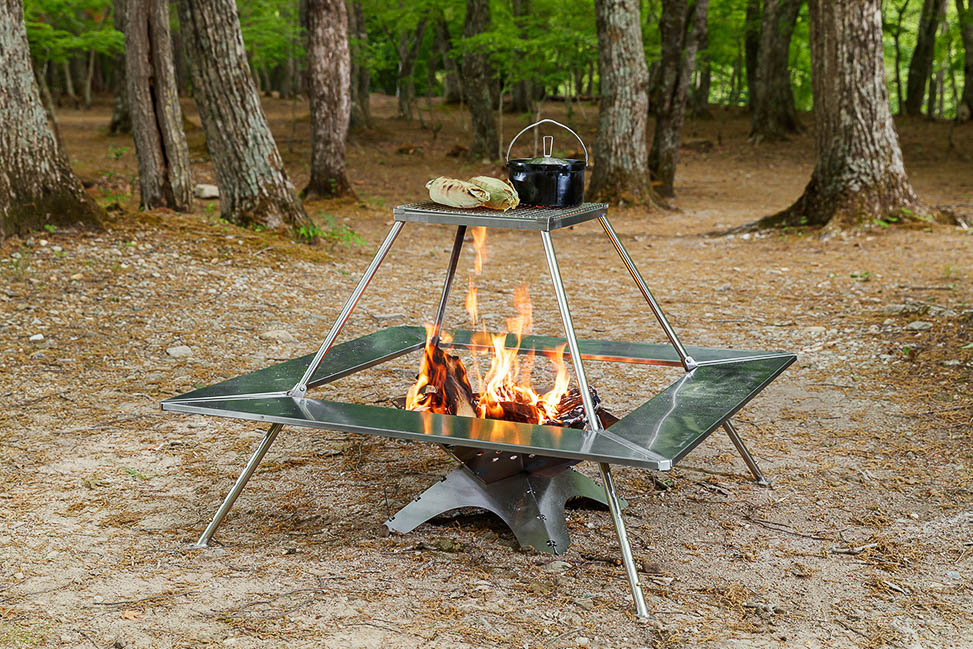 高さ調整自在なテンマクのウッドストーブ用テーブルが便利！ 焚き火台