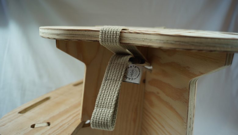 キャンプオーパーツの新作サイドテーブル。イン＆アウトに映える無垢の