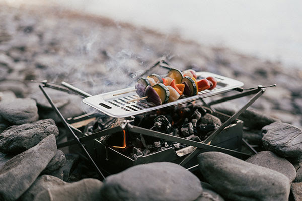 ウルフ＆グリズリーの人気グリルがキッチンに早変わり！ ソロキャンプ