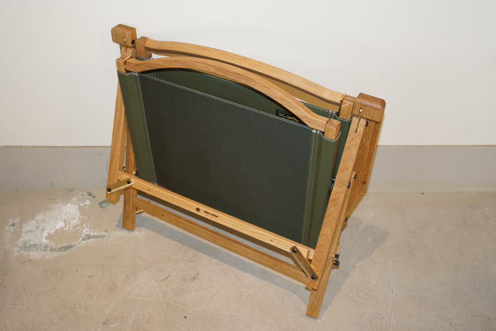 贅沢レザー座面の折り畳み式。キャンプオーパーツの新作チェアは、大人