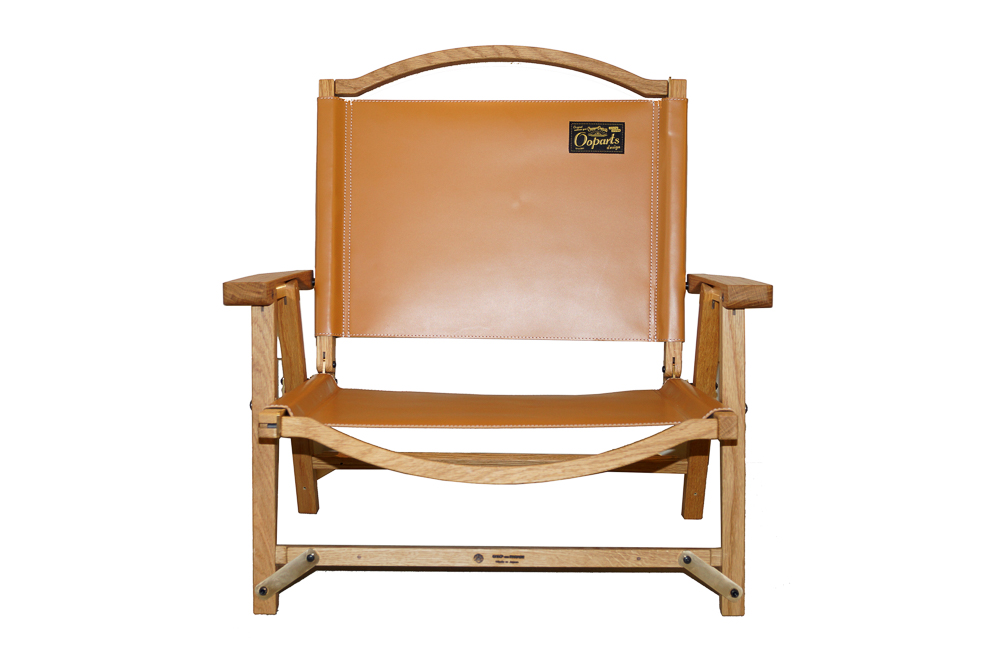 贅沢レザー座面の折り畳み式。キャンプオーパーツの新作チェアは、大人
