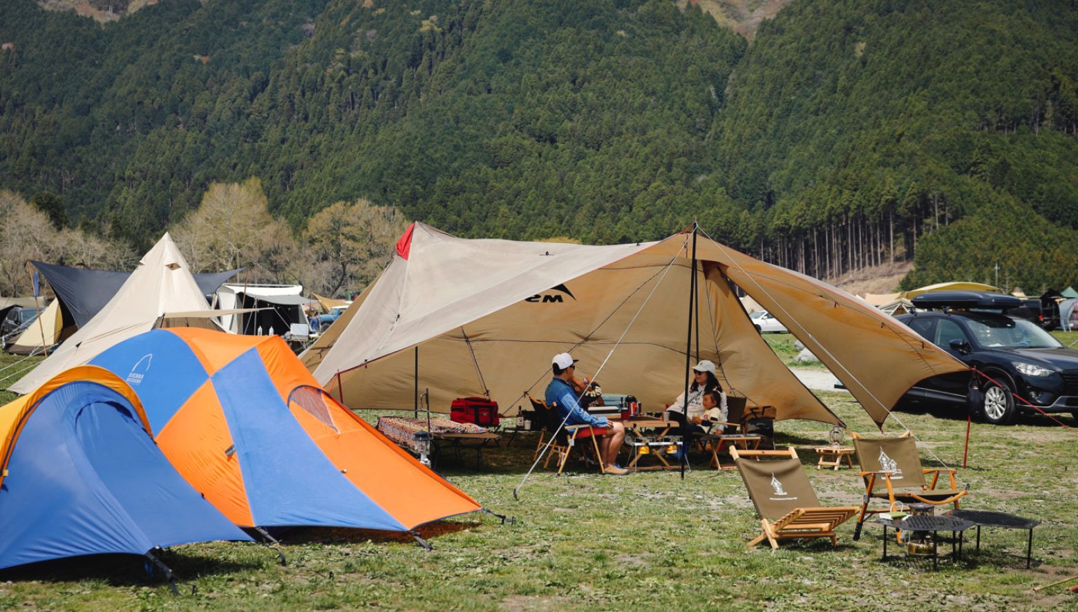 大人気の大型シェルターと、レトロなテントに視線が集中。（GO OUT