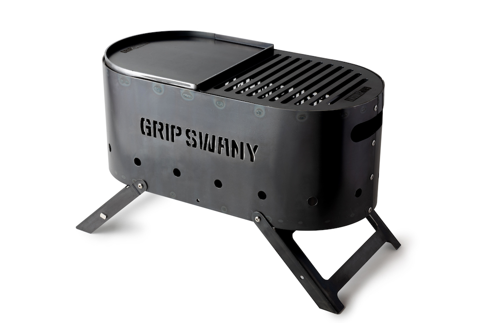 グリップスワニーの新作キャンプギアで楽しむ、オトコの焚き火スタイル