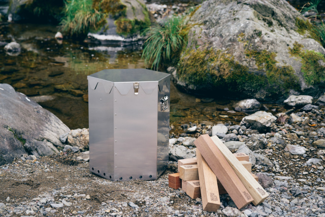 ジ アイアン フィールド ギアから、六角形の二次燃焼ストーブ＆ウッド