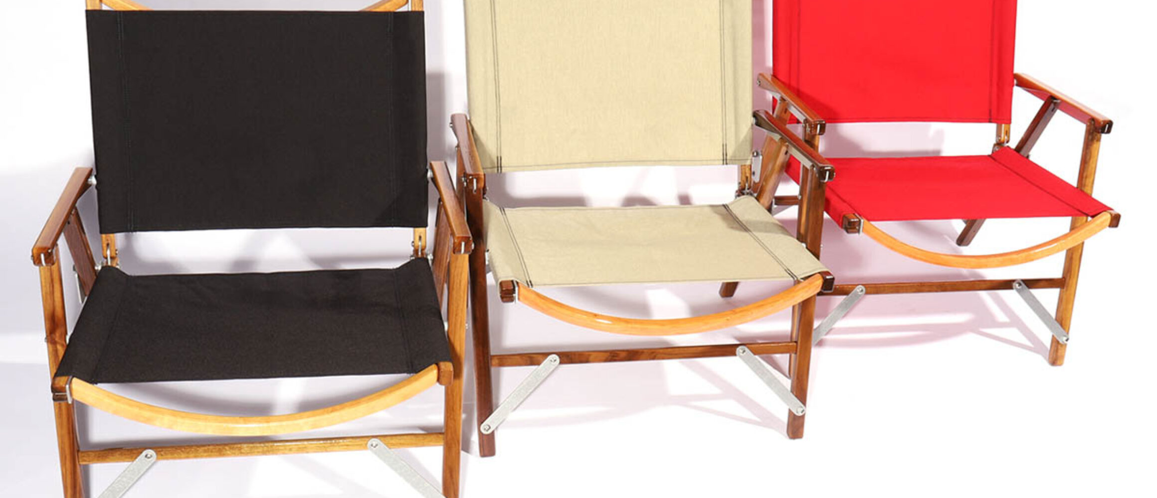 入手困難なカーミットチェアに、ブロンドカラーのウォールナットを使っ