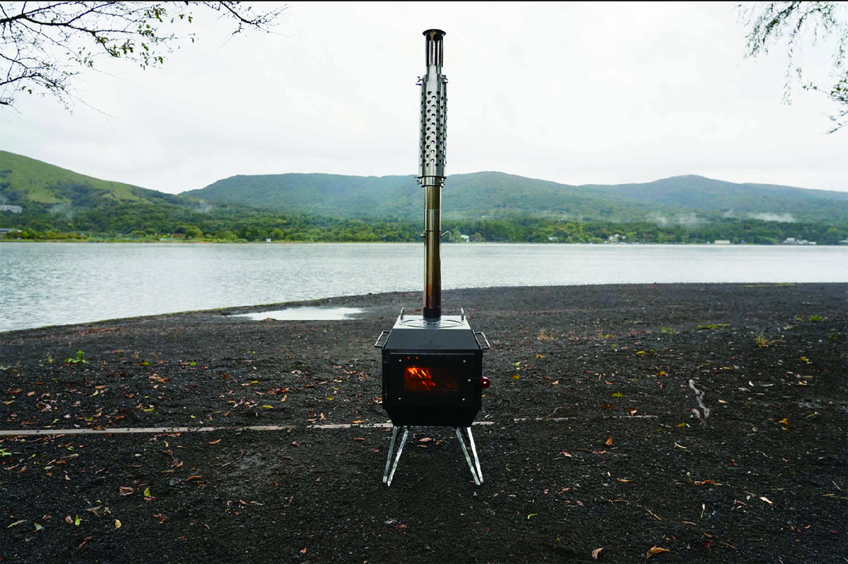 鎌倉天幕のポータブル薪ストーブは、焚き火台と二次燃焼にもなる一台三