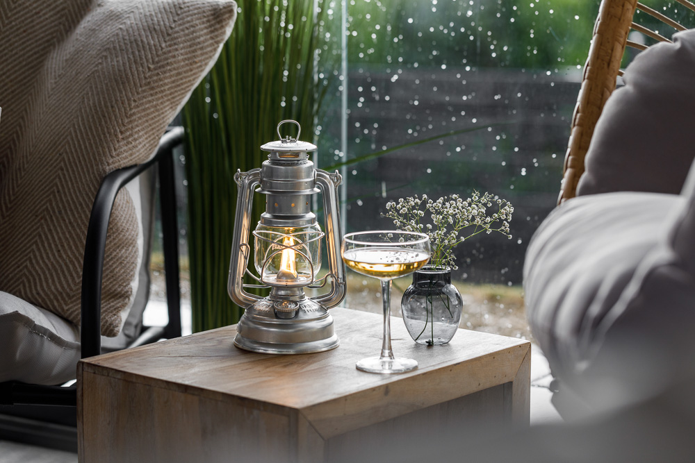 オイルランタンの名作「フュアハンドランタン」が、130年の時を経てLED