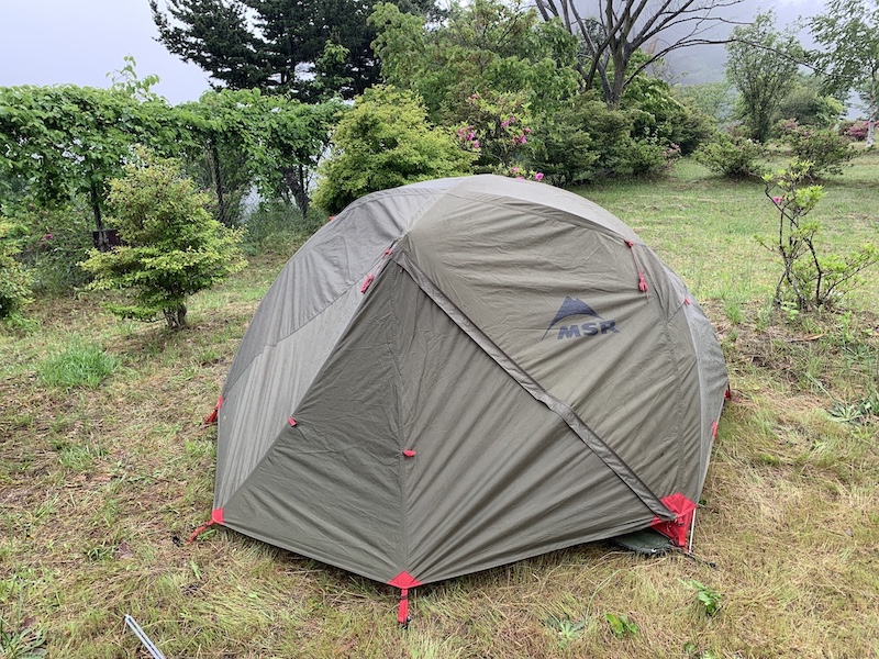 登山入門者からベテランにまで愛されるMSR「エリクサー2」を設営